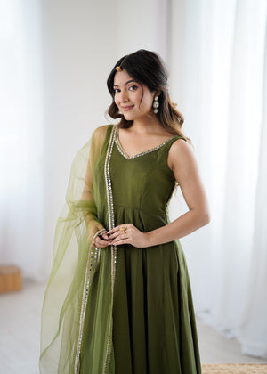 Roman Chanderi Silk Embroidered Anarkali Set – Mehndi