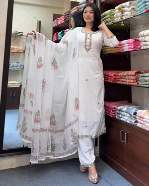 Georgette Butti Embroidered Kurta Pant Dupatta Set – Ivory