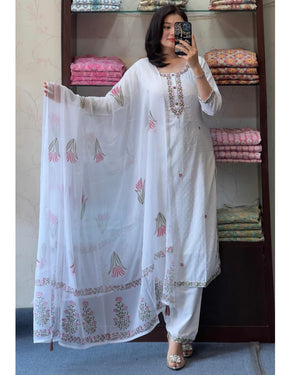Georgette Butti Embroidered Kurta Pant Dupatta Set – Ivory