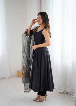 Roman Chanderi Silk Embroidered Anarkali Set – Black