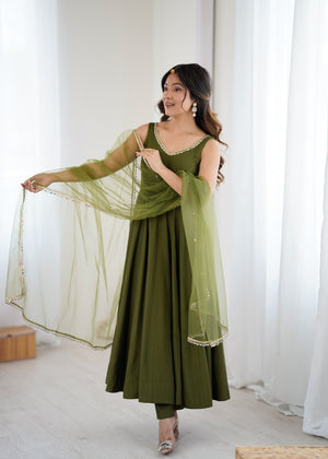 Roman Chanderi Silk Embroidered Anarkali Set – Mehndi