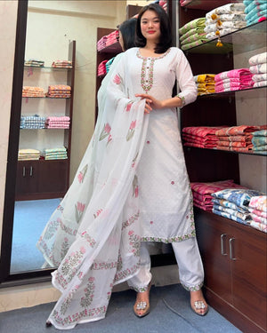 Georgette Butti Embroidered Kurta Pant Dupatta Set – Ivory
